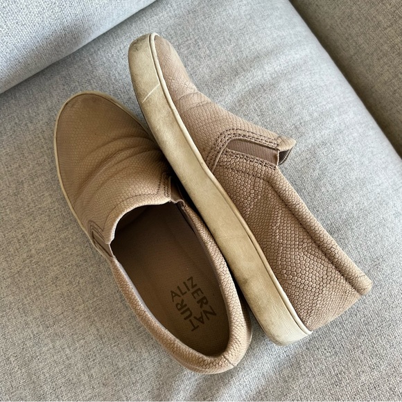 LAST CALL!! Naturalizer slip on shoes - Picture 3 of 7